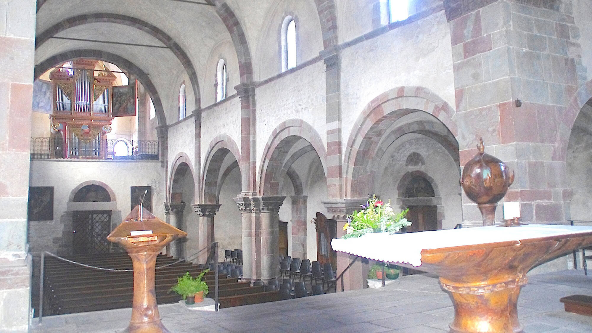 Blick in den Innenraum und zur Orgel aus dem Jahr 1629