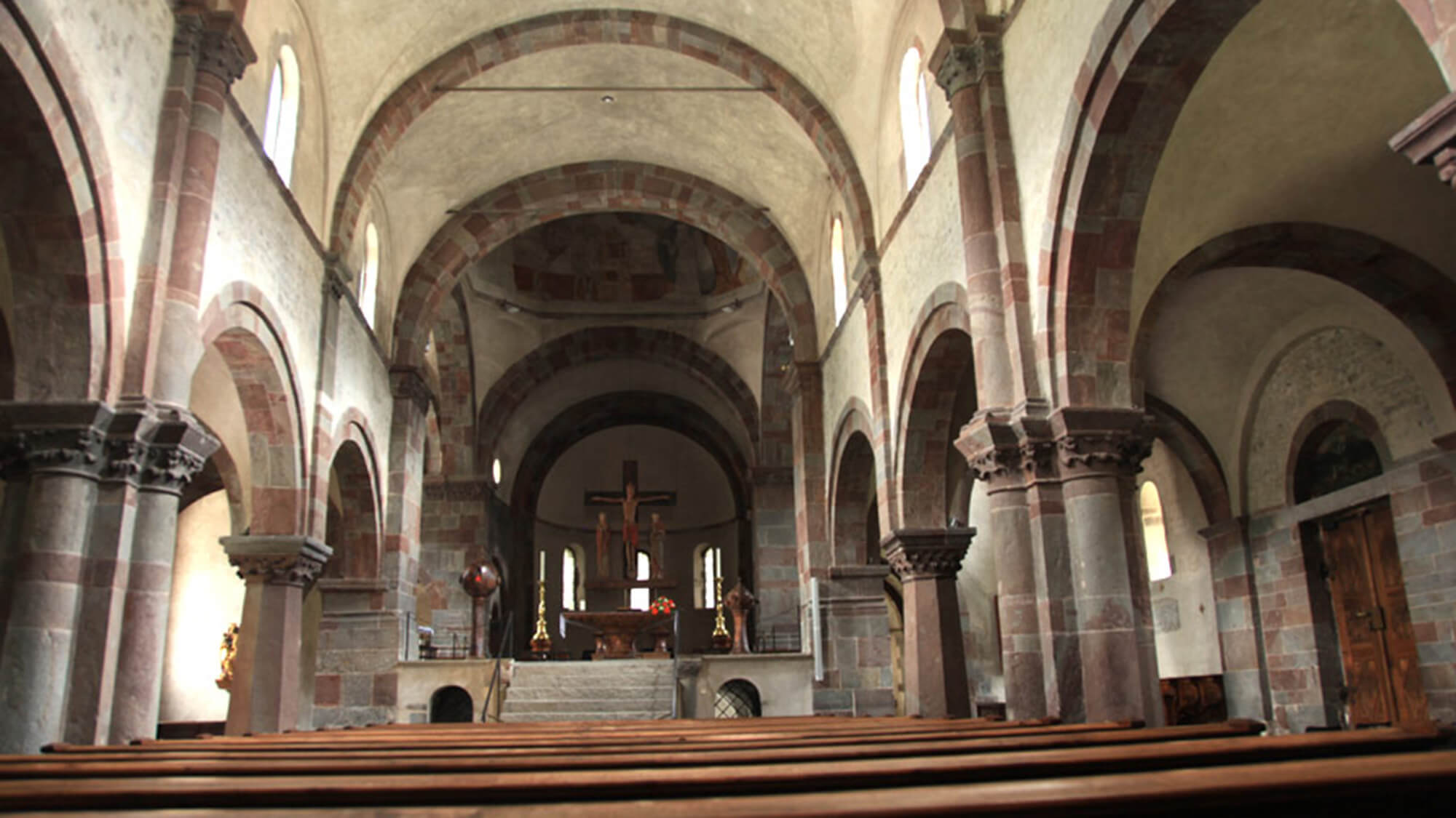 Stiftskirche Innichen - Innenschiff mit der Kreuzigungsgruppe - Ebaut um 1250