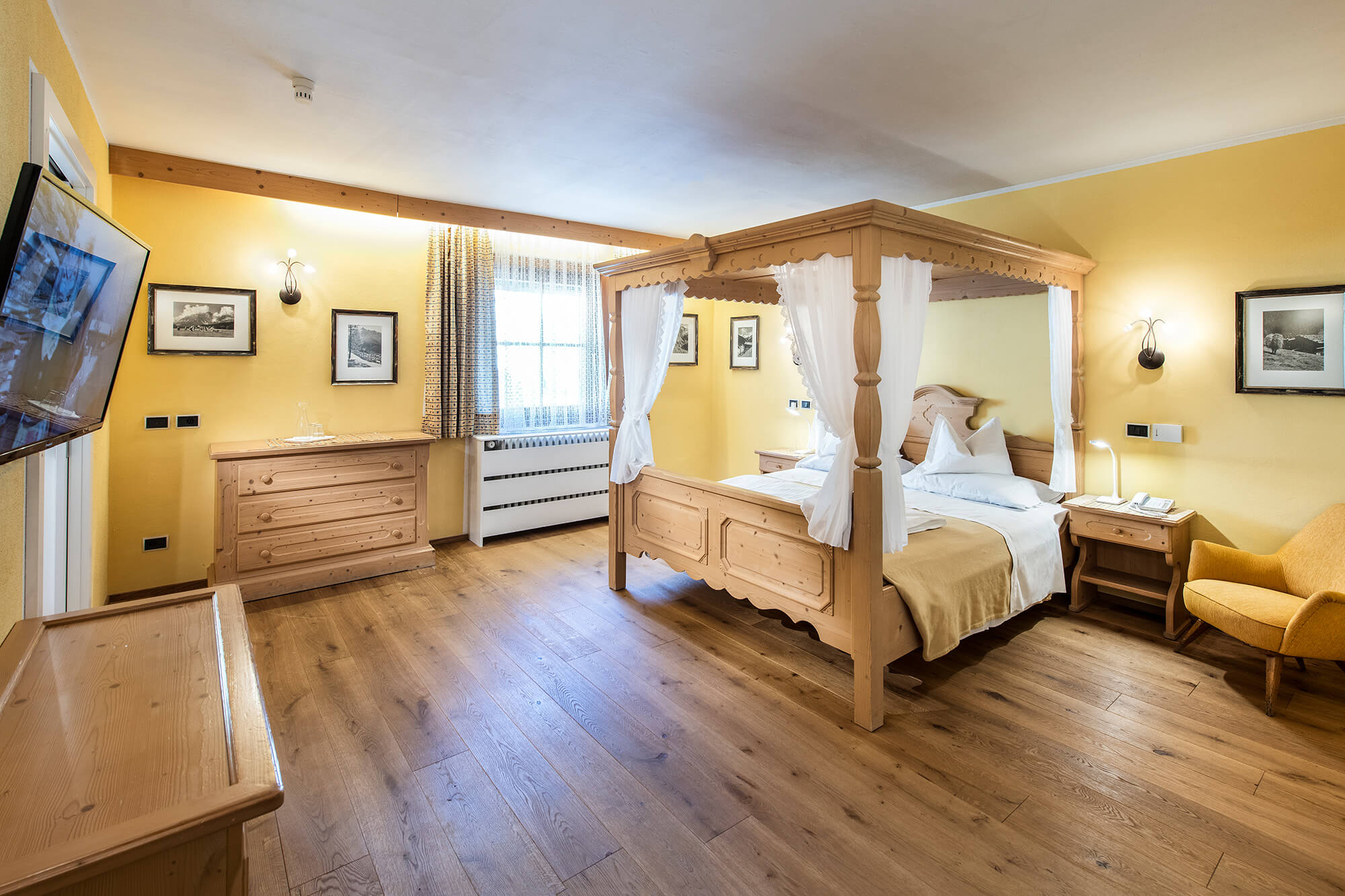 Canopy bed in the family suite